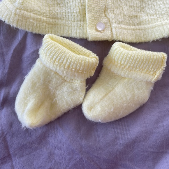 Adorable vintage yellow knit sweater with matching booties - Picture 5 of 6